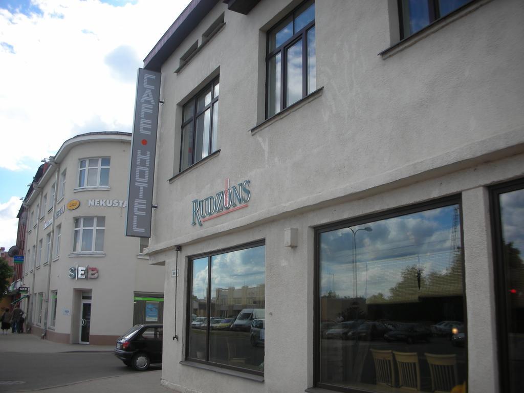 Cafe Hotel Rudzons Madona Exterior photo