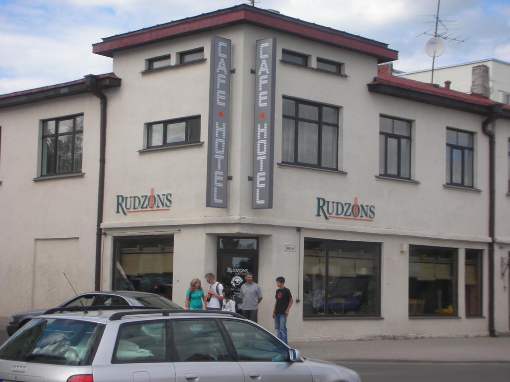 Cafe Hotel Rudzons Madona Exterior photo